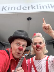 Möwe und Slim in Essen vor der Kinderklinik