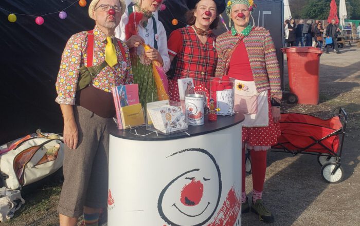Clowns beim Infostand beim Rockorchester