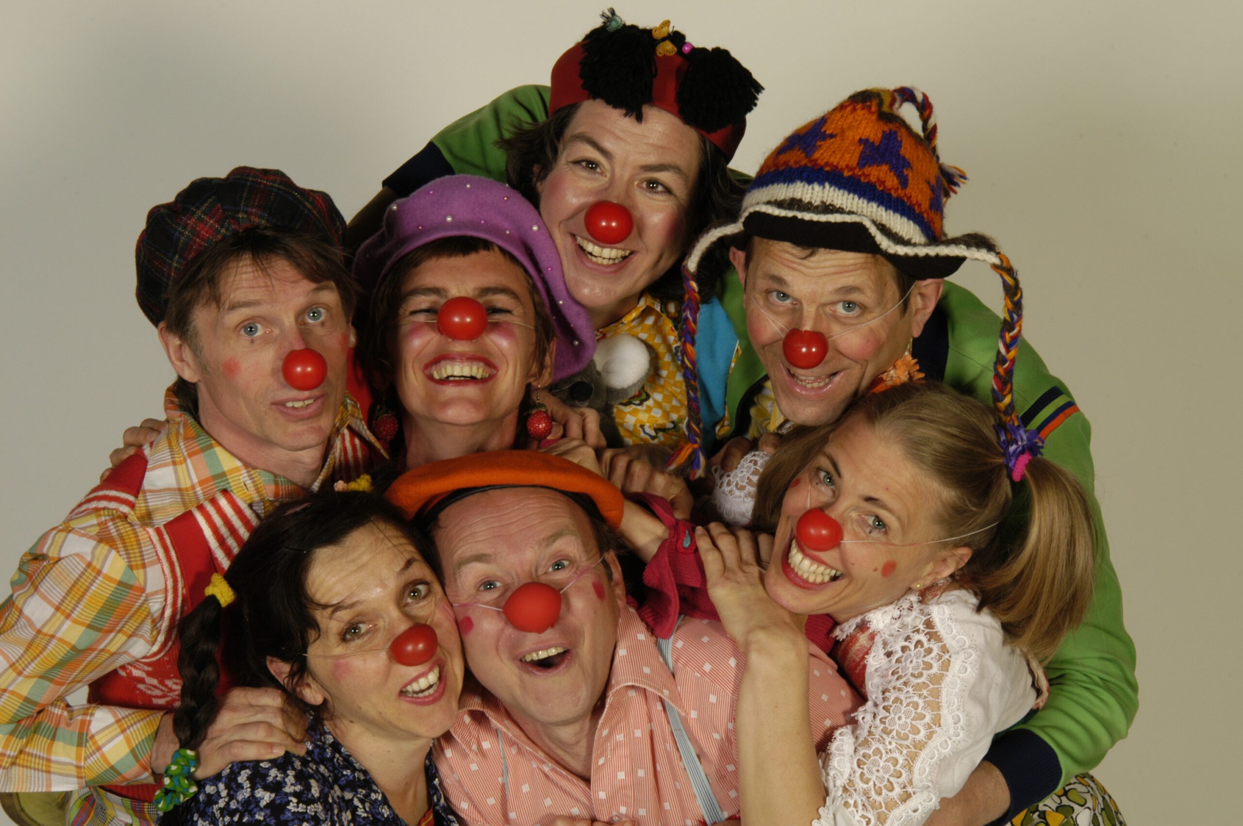 7 Clowns schauen in die Kamera - Gründungsmitglieder von CLownsvisite